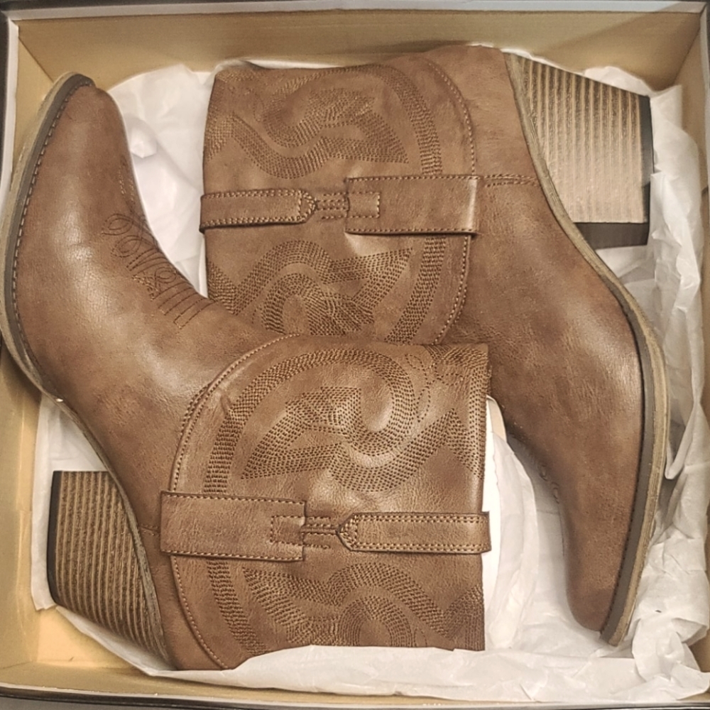 MIA size 10M Mushroom Boots